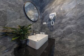 Junior Double Room, City View | Bilik Mandi | Pancuran mandi, pengering rambut, tuala disediakan, sabun 