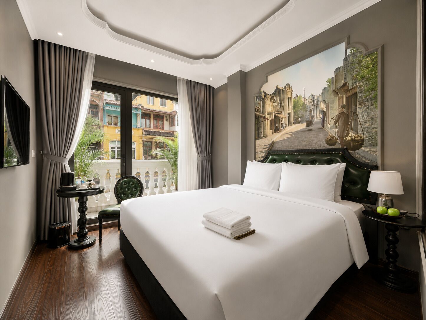 Junior Double Room, City View | Living area