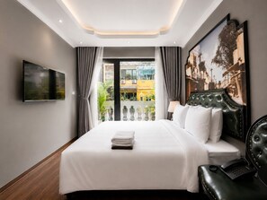 Junior Double Room, City View | Living area
