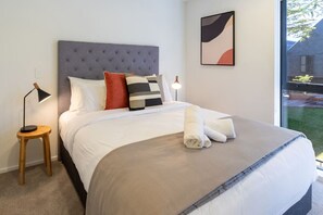 Tabla de planchar con plancha, wifi y ropa de cama 