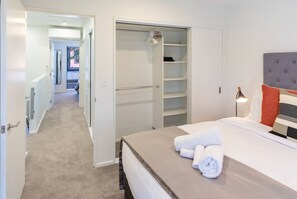Iron/ironing board, WiFi, bed sheets - City Comfort with Carpark - Walk to Hagley Park (Christchurch)