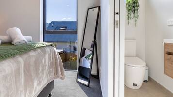 Iron/ironing board, travel cot, WiFi, bed sheets