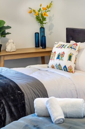Iron/ironing board, travel cot, WiFi, bed sheets - City Family Stay | Baby Ready + Carpark (Christchurch)