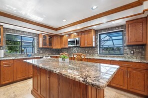 Fridge, microwave, oven, stovetop - Waterfront 5BR Home with Game room,Pool, Sleeps 10 (Fort Lauderdale)