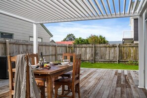 Outdoor dining - Aiturangi Retreat Whangamata (Whangamata)