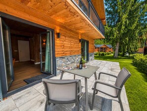 Outdoor dining - Chalet with mountain views by an Alpine lake (Afritz am See)