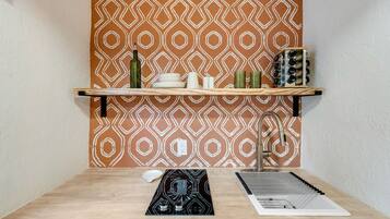 Refrigerador, cafetera/tetera, utensilios de cocina, mesa de comedor