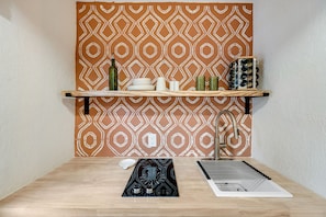 Refrigerador, cafetera y tetera, utensilios de cocina y comedor 