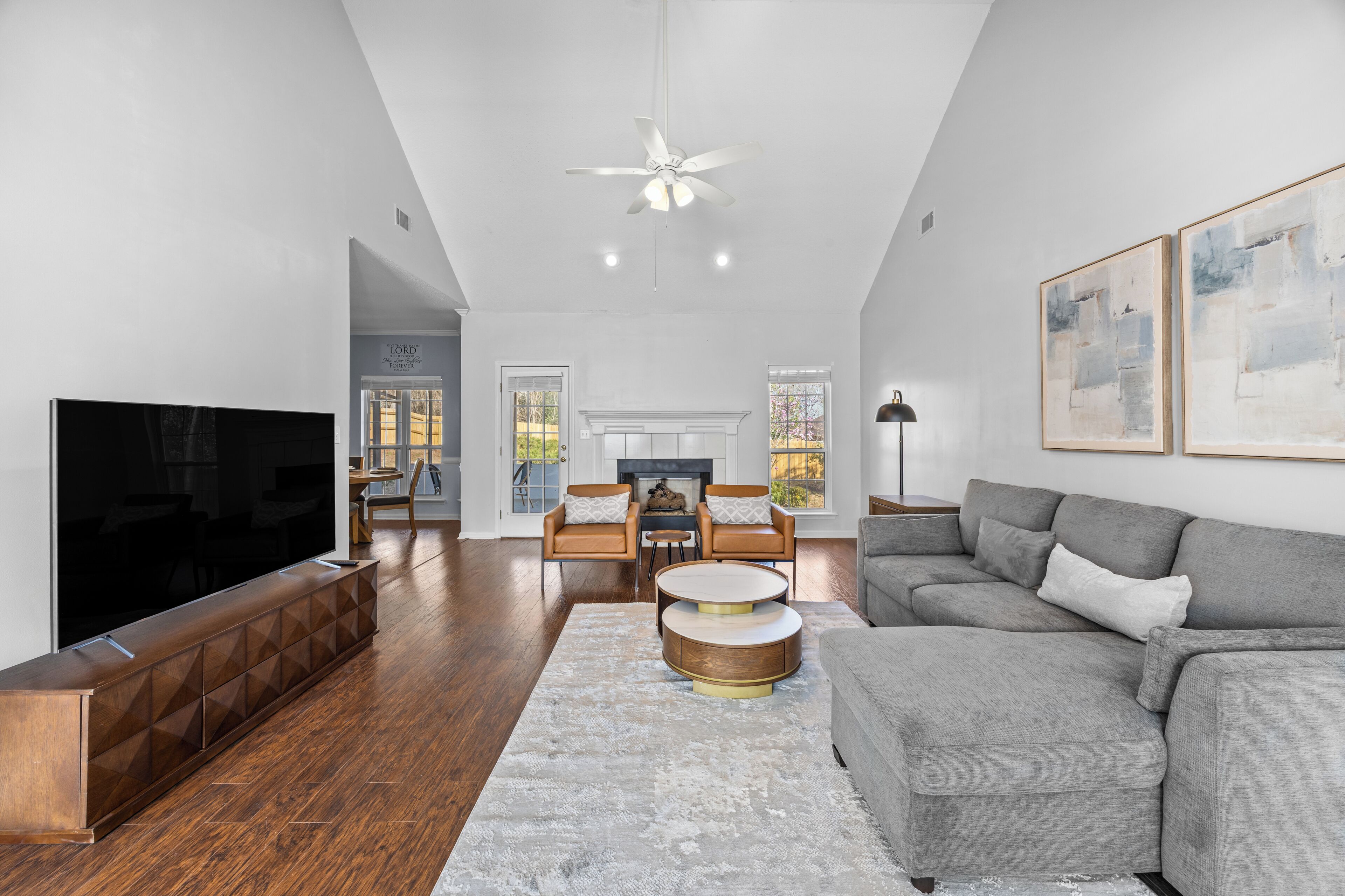 Smart TV, fireplace