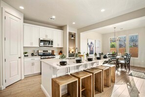 Fridge, microwave, oven, stovetop - Paseos 1366, Ping Pong Table, Basketball Arcade, Private Hot Tub, Community Amenities! (Washington)