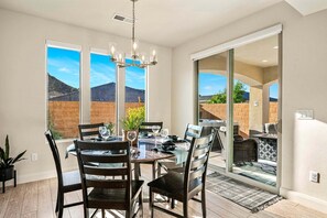 Dining - Paseos 1366, Ping Pong Table, Basketball Arcade, Private Hot Tub, Community Amenities! (Washington)