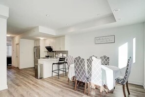 Dining - Downsview Park Luxury Suites (Toronto)