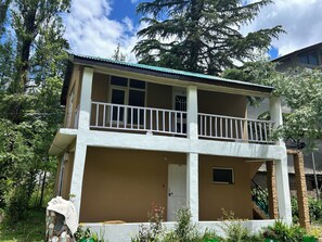 Front of property - Hotel Devidyar (Manali)