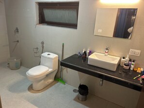 Shower, rainfall showerhead, towels, soap - Hotel Devidyar (Manali)