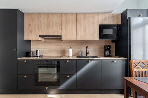 Refrigerador con freezer, microondas, horno, placa de cocina