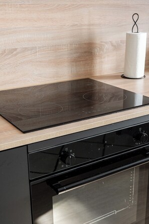 Refrigerador con freezer, microondas, horno, placa de cocina