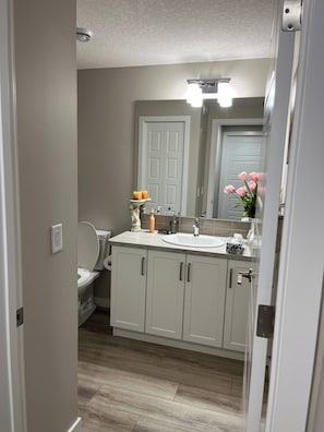 House, 2 Bedrooms | Bathroom - A Home Away From Home (Calgary)