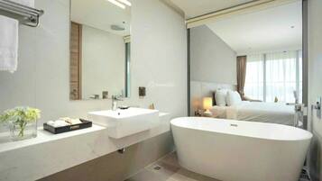 Dobbelt- eller tomannsrom – premium, rengjøring, delvis havutsikt | Bad