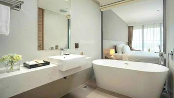 Dobbelt- eller tomannsrom – premium, rengjøring, delvis havutsikt | Bad