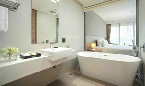 Premium-Doppel- oder -Zweibettzimmer, Zimmerreinigung, eingeschränkter Meerblick | Badezimmer