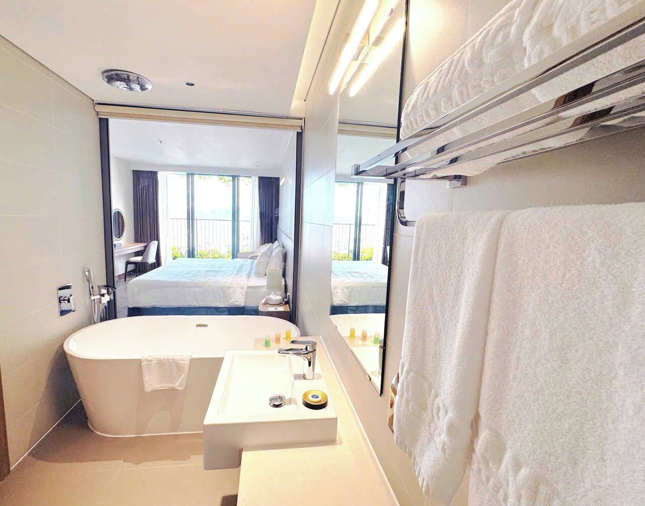 Premium-Doppel- oder -Zweibettzimmer, Zimmerreinigung, Bergblick | Hochwertige Bettwaren, Pillowtop-Betten, Zimmersafe, Schreibtisch