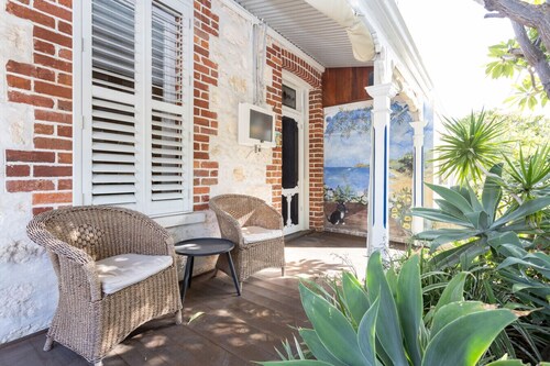 Blue Door on Douglas - Fremantle Heritage Cottage