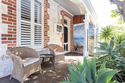 Blue Door on Douglas - Fremantle Heritage Cottage