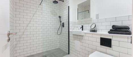 Douche, serviettes fournies, savon, papier toilette