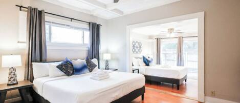 8 chambres, bureau, fer et planche à repasser, lit de bébé portatif