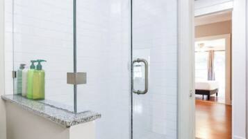 Regadera, amenidades de baño ecológicas, secadora de cabello, toallas