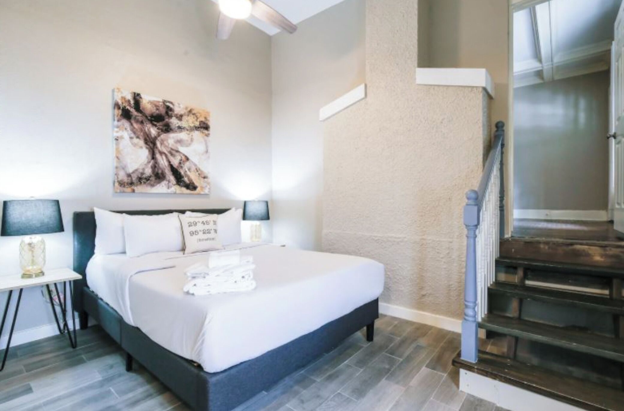 8 habitaciones, escritorio y tabla de planchar con plancha 