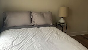 2 bedrooms, iron/ironing board, WiFi, bed sheets - Charming 2-bedroom apartment with AC in vibrant Detroit (Detroit)