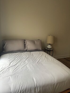 2 bedrooms, iron/ironing board, WiFi, bed sheets - Charming 2-bedroom apartment with AC in vibrant Detroit (Detroit)