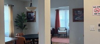 Charming 2-bedroom apartment with AC in vibrant Detroit
