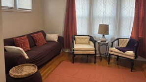 Living area - Charming 2-bedroom apartment with AC in vibrant Detroit (Detroit)
