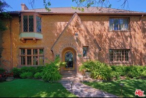 Exterior - Luxurious fully furnished 1 bedroom guesthouse mid wilshire area min 30 days (Los Angeles)