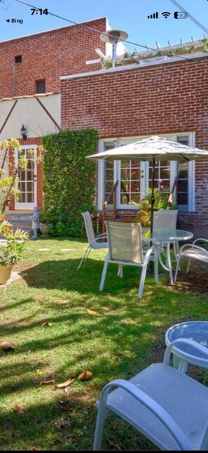 Outdoor dining - Luxurious fully furnished 1 bedroom guesthouse mid wilshire area min 30 days (Los Angeles)