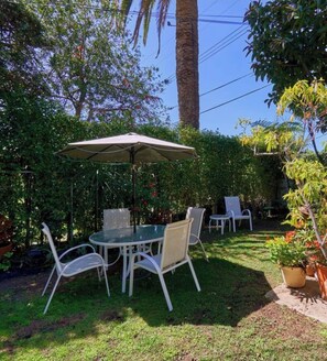 Outdoor dining - Luxurious fully furnished 1 bedroom guesthouse mid wilshire area min 30 days (Los Angeles)