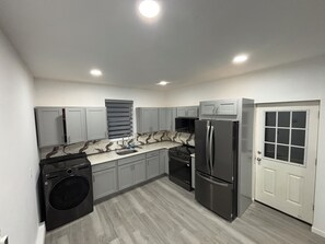 Frigorífico, microondas, horno y placa de cocina