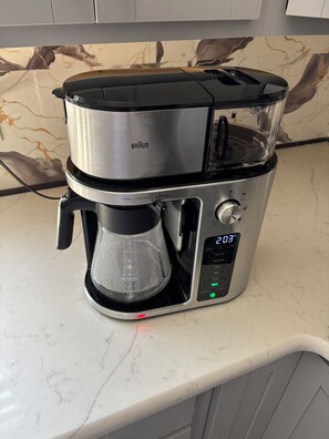 Eine Kaffeemaschine mit digitaler Anzeige, Tropfstopp-Funktion und Warmhaltefunktion.