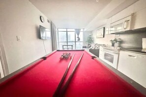 Games room - Water Views Hotel Suite (Toronto)