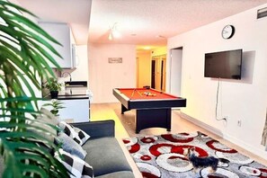 Games room - Water Views Hotel Suite (Toronto)