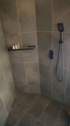 مجففات شعر، مراحيض شطف، مناشف، صابون