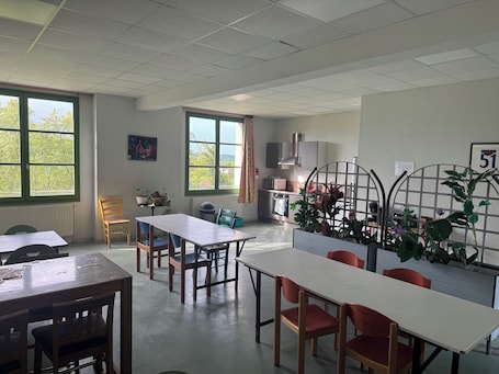 Restauration. Bienvenue à l'Auberge les Clarisses avec son espace détente, cuisine collective