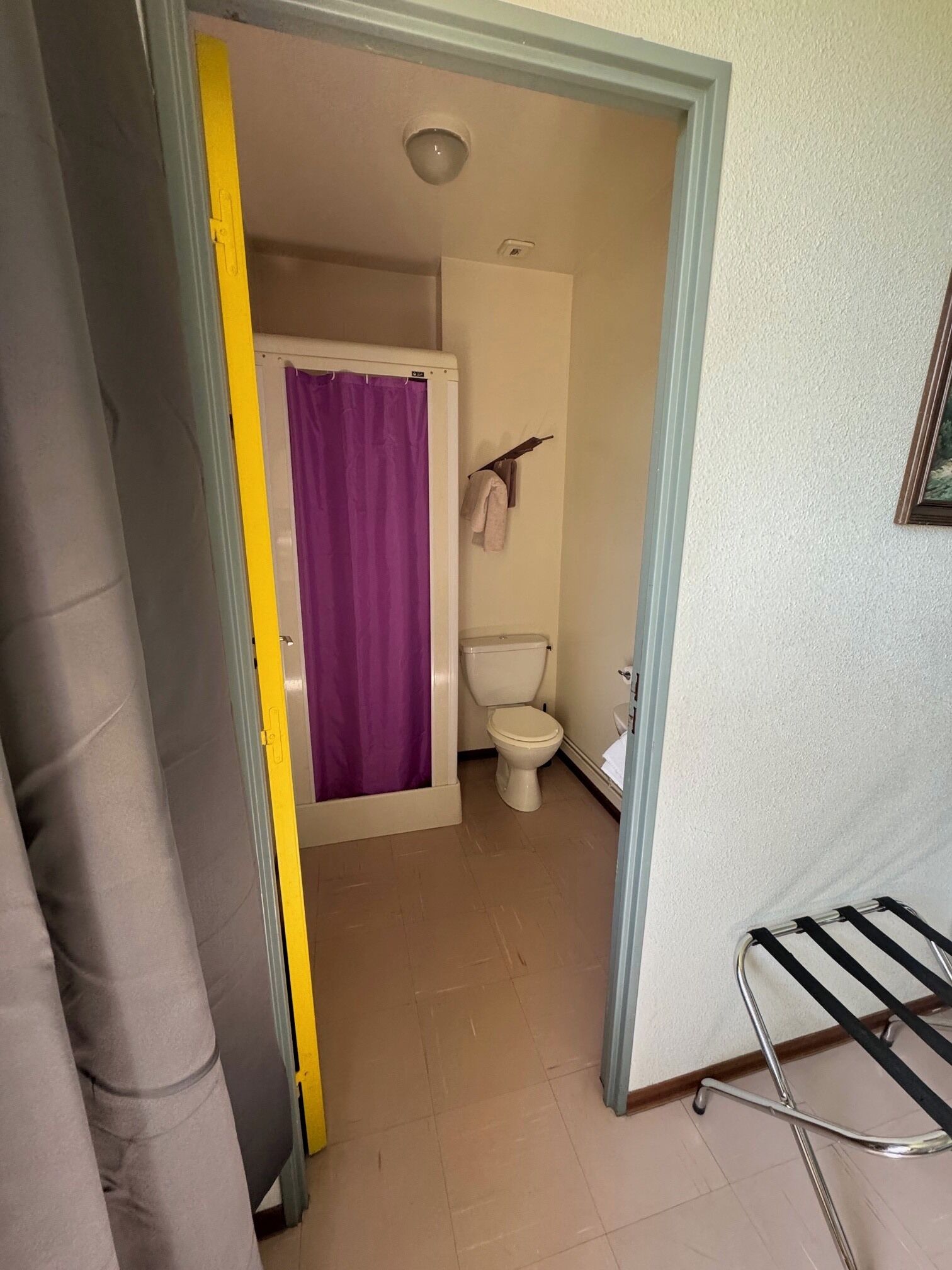 Douche, serviettes fournies, savon, papier toilette