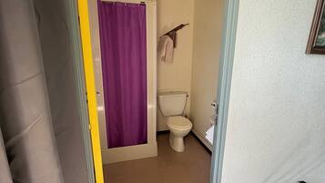 Douche, serviettes fournies, savon, papier toilette