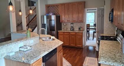 Lake Houston Retreat | Walk to Lake + Golf | 4BR