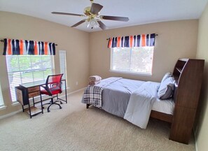 Escritorio, wifi, ropa de cama