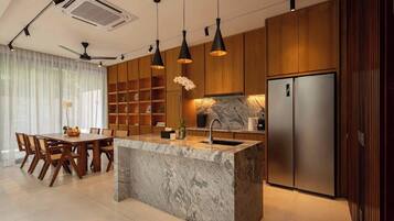 Villa, 2 chambres, piscine privée | Cuisine privée | Réfrigérateur, plaque de cuisson