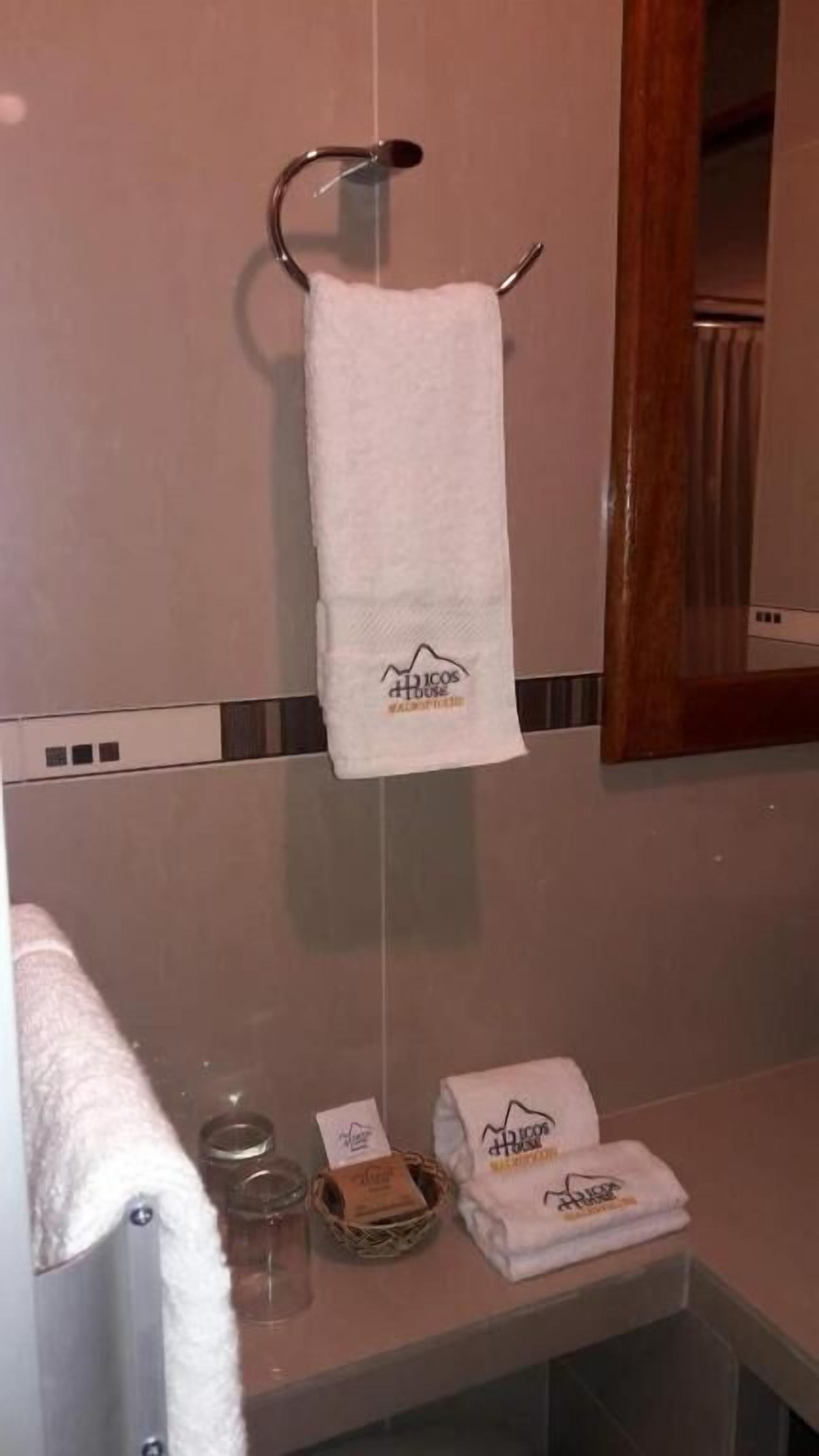 Douche, serviettes fournies, savon, shampoing